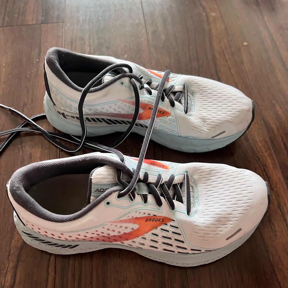 Brooks adrenaline white red and blue size 7.5 sneakers